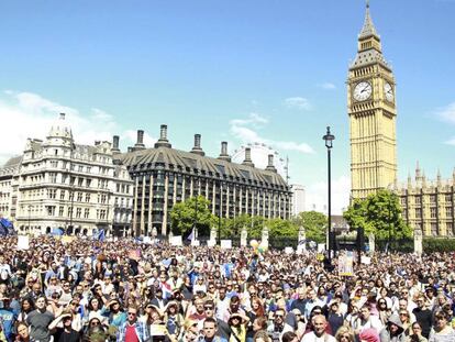 Milhares de manifestantes sa&iacute;ram &agrave;s ruas em Londres para protestar contra o Brexit, em 2 de julho.