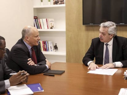 Alberto Fernández (derecha) recibe en sus oficinas de Buenos Aires a los altos funcionarios del FMI Alejandro Werner (centro) y Trevor Alleyne.