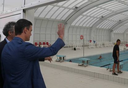 Sánchez saluda a quienes nadan en el centro deportivo Moscardó de Usera.