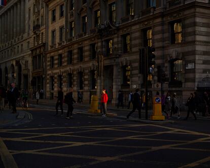 Cornhill es un barrio y una calle de la ciudad de Londres, el núcleo histórico y el centro financiero del moderno Londres, Inglaterra. (2019)

