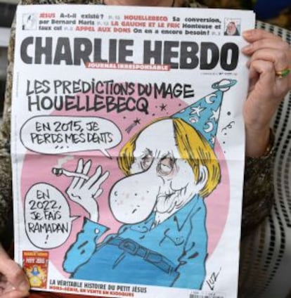 Último número de la revista, publicado el 7 de enero, con una caricatura del escritor Michel Houellebecq.