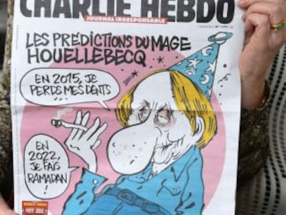 Último número da revista, publicado em 7 de janeiro, com uma caricatura do escritor Michel Houellebecq.