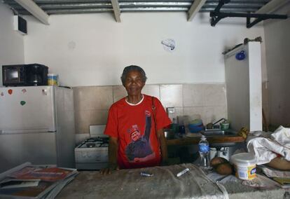 Carmen Guariguata posa en su departamento de un edificio de Misi&oacute;n Vivienda, en la avenida Libertador de Caracas el 9 de abril de 2013. 