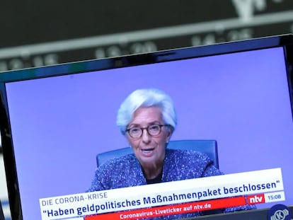 Una televisión muestra a Christine Lagarde ante una pantalla de cotizaciones en la Bolsa de Fráncfort. 