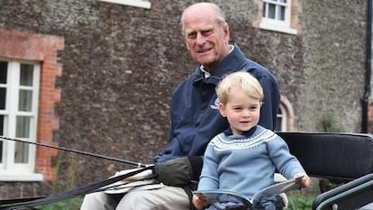 El duque Felipe de Edimburgo y su bisnieto, el príncipe Jorge, primogénito de Guillermo de Inglaterra.