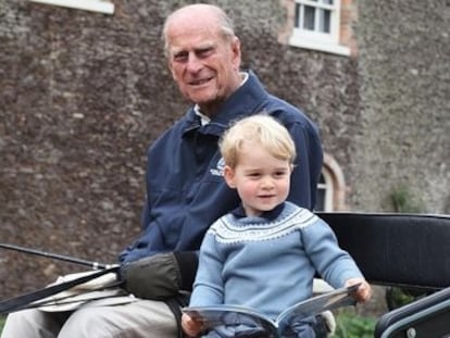 El duque Felipe de Edimburgo y su bisnieto, el príncipe Jorge, primogénito de Guillermo de Inglaterra.