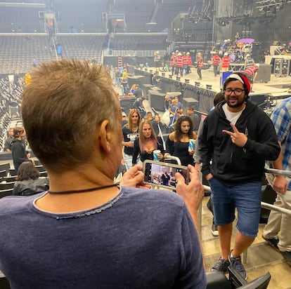 Un fan de Tool pide a Eddie Van Halen que le haga una foto ante el escenario: es obvio que no tenía ni idea de quién es. La imagen la compartió el hijo de Eddie, Wolfgang, en su cuenta de Twitter.