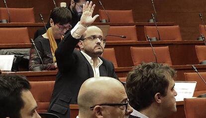 Un momento de la Diputación permanente celebrada este miércoles en el Parlament. En la imagen, Alejandro Fernández.