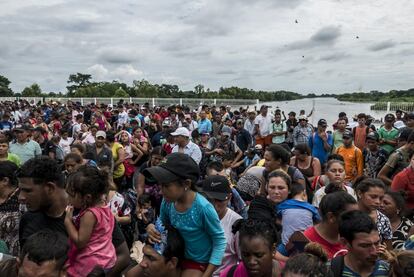 Otros miembros de la caravana, sobre todo familias, decidieron esperar sobre el puente para entrar de forma legal a México.
