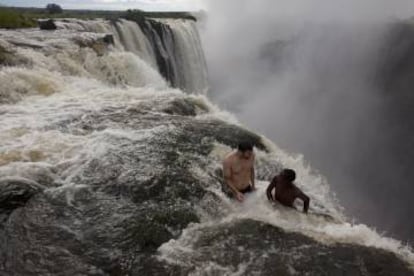 Bañistas al borde de las cataratas Victoria.