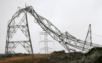 Una torre de alta tensión caída debido al temporal, en el alto de Candal, en la localidad pontevedresa de Silleda, el 3 de febrero de 2016.