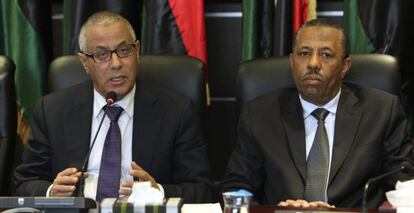 El primer ministro, Ali Zidán (i) y el ministro de Defensa, Abdala Al Zani (d) durante una reunión del gobierno en Trípoli, en 2013.