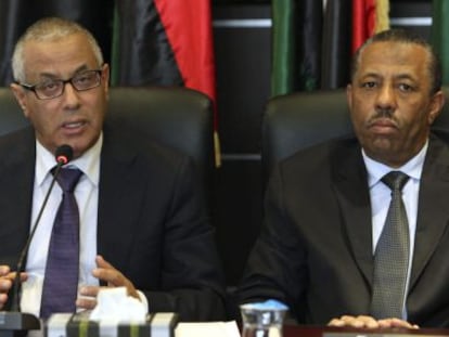 El primer ministro, Ali Zid&aacute;n (i) y el ministro de Defensa, Abdala Al Zani (d) durante una reuni&oacute;n del gobierno en Tr&iacute;poli, en 2013.