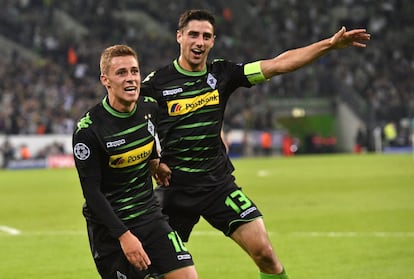 Thorgan Hazard celebra el gol con Lars Stindl. 