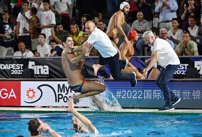 El entrenador  David Martin Lozano se lanza a la piscina con sus jugadores al finalizar el partido. 