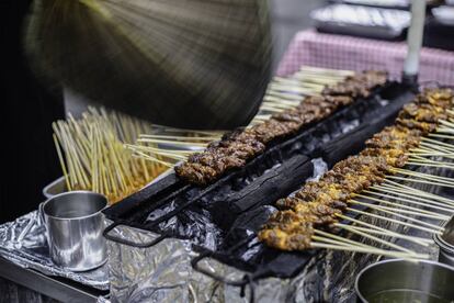 Comida callejera en un 'hawker' de Singapur.