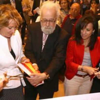 La ministra de Vivienda, Beatriz Corredor, y la presidenta de la Comunidad de Madrid, Esperanza Aguirre, en la inauguración del SIMA 2009