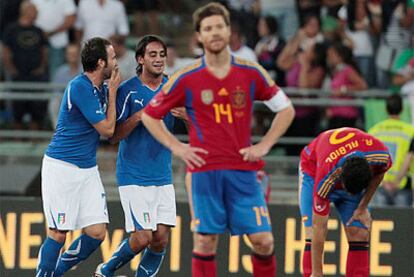 Pazzini y Aquilani festejan el gol del triunfo italiano con Xabi Alonso y Albiol en primer término.