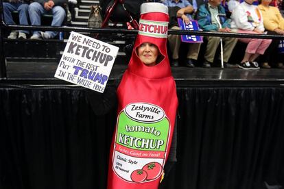 Una defensora de Donald Trump disfrazada de bote de ketchup en un mitin republicano en Grand Rapids, Michigan (EE UU) el 31 de octubre.