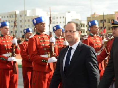 Hollande (izquierda) y el rey Mohamed VI, el mi&eacute;rcoles en Casablanca.