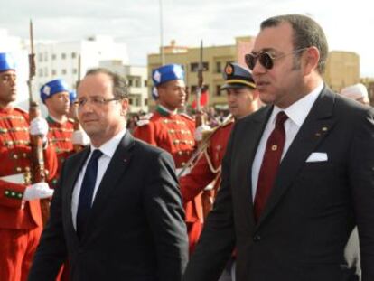 Hollande (izquierda) y el rey Mohamed VI, el mi&eacute;rcoles en Casablanca.