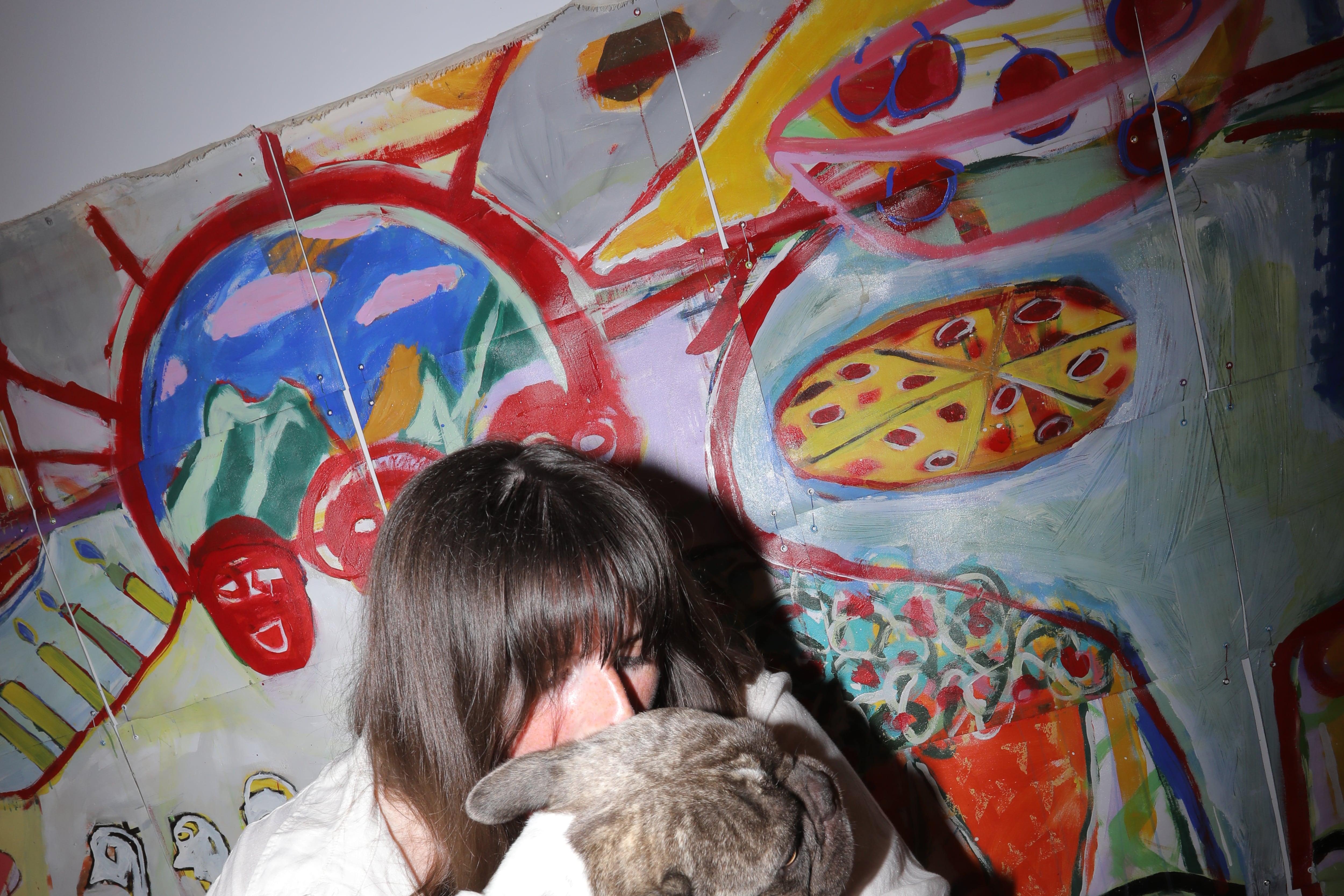Dolli Taylor junto a su perrito Brucey en la última edición de Casa Trobat. 
