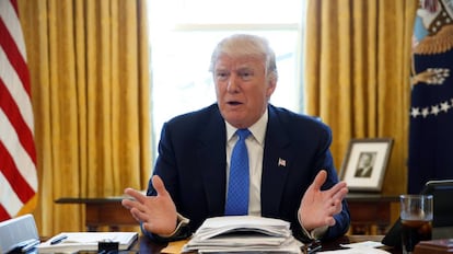 Donald Trump en el Despacho Oval, adornado por sus cortinas doradas.