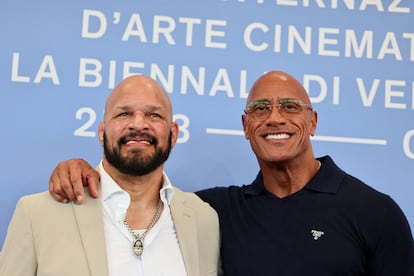 Dwayne Johnson posa con el exluchador Mark Kerr durante el photocall de la película 'The Smashing Machine', en la 82ª edición del Festival de Cine de Venecia, el 1 de septiembre de 2025.