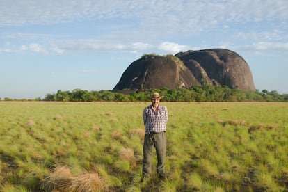 El Dr. José Oliver frente a uno de los cerros de granito que albergan el arte.