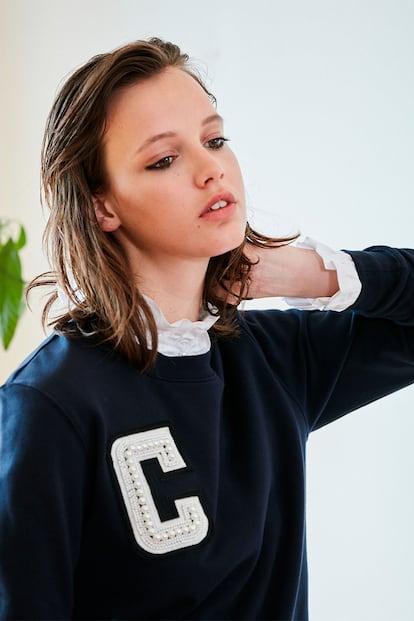 Sudadera de aires colegiales con la inicial de la marca: Claudie Pierlot (145 euros).