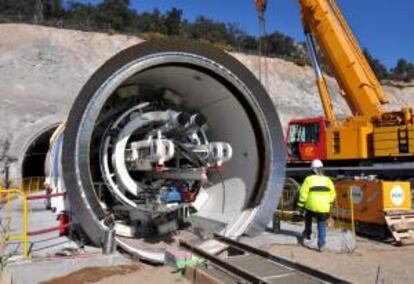 La tuneladora Alberes (en la imagen) en La Jonquera para horadar el túnel de la futura interconexión eléctrica entre España y Francia, paralela al tren de alta velocidad. EFE/Archivo