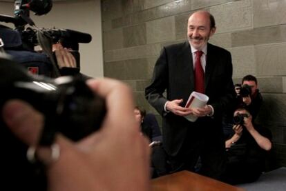 Alfredo Pérez Rubalcaba antes de la rueda de prensa posterior a la sesión del Consejo de Ministros.