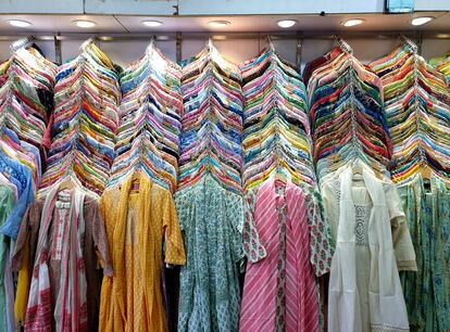 Todo el colorido de la India, en esta tienda de Calcuta.