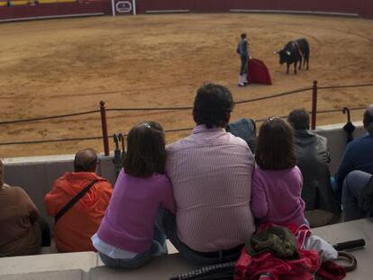 Unes nenes assisteixen a la corrida a Palos (Huelva).