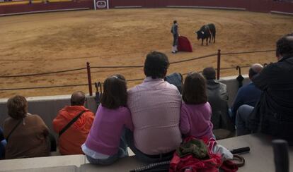 Unas niñas asisten a la corrida en Palos (Huelva).