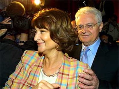 Sylviane Agacinski, junto a su marido, Lionel Jospin, a la salida de un mitin en Córcega, el pasado abril.