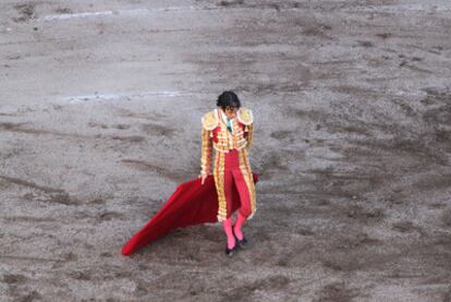 Un momento de la faena de José Tomás, antes de resultar herido.