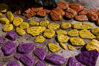 Piedras con los nombres y edades de los niños menores de 10 años que fallecieron en el campo de concentración de Argelès-sur Mer (Francia). 