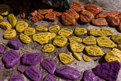 Piedras con los nombres y edades de los niños menores de 10 años que fallecieron en el campo de concentración de Argelès-sur Mer (Francia). 