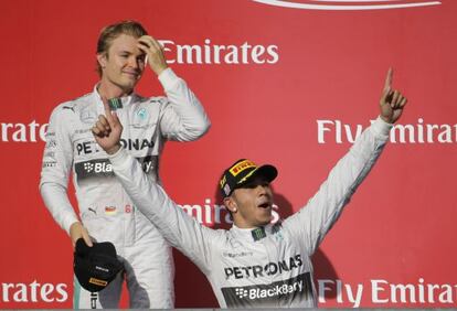 Hamilton celebra el triunfo en Austin con Rosberg detrás. 