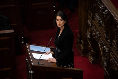 Luego de la ceremonia en la que los 50 consejeros tomaron posesión de sus cargos, la presidenta y el vicepresidente de la comisión experta, Verónica Undurraga y Sebastián Soto, entregaron al nuevo órgano el borrador en el que trabajaron entre marzo y junio. En la imagen, Verónica Undurraga ofrece un discurso durante la ceremonia.