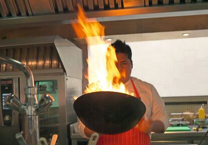 Las cocinas del restaurante La Barra, situado en la Casa Moreyra, un histórico edificio, y que dirige el chef Diego Muñoz.