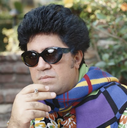 Pedro Almodóvar, ya con gafas en 1985.