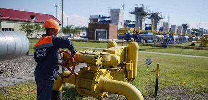 Un operario acciona una válvula de un almacén de gas subterráneo en Striy, Ucrania.