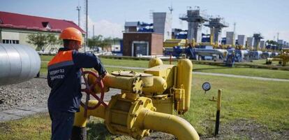 Un operario acciona una v&aacute;lvula de un almac&eacute;n de gas subterr&aacute;neo en Striy, Ucrania.