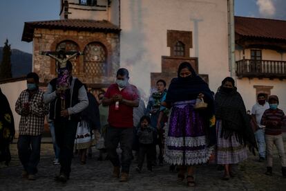 Procesión previa a la Semana Santa partiendo de la iglesia de Angahuan, en Michoacán.