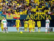 Los jugadores del Villarreal celebran el segundo gol ante el Elche.