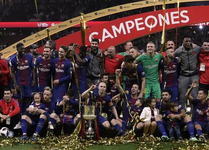 Los jugadores y el equipo técnico celebran la victoria.