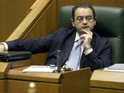 El consejero de Interior del Gobierno vasco, Javier Balza, durante un pleno del Parlamento vasco.