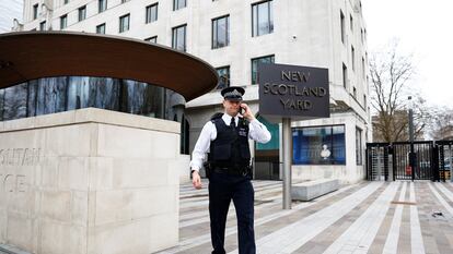 Un agente frente a la sede de New Scotland Yard, en Londres